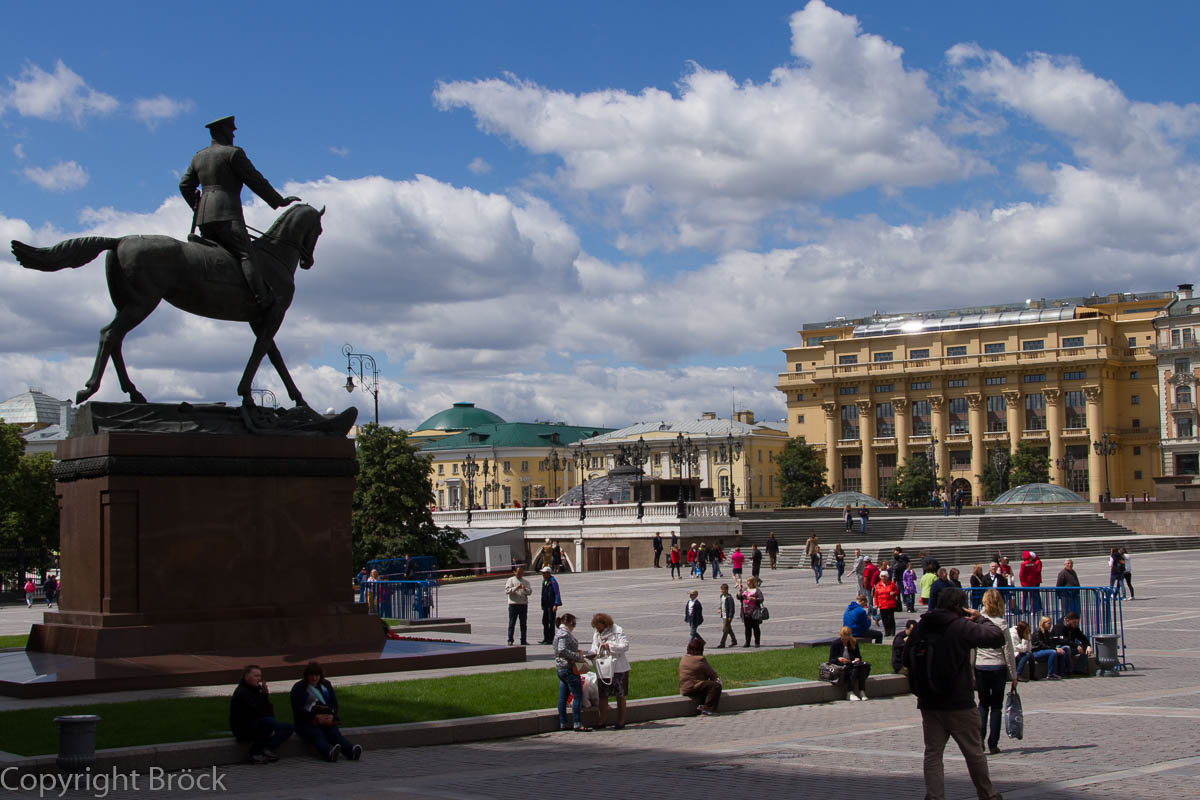 Manegeplatz, Marschall Schukow-Denkmal