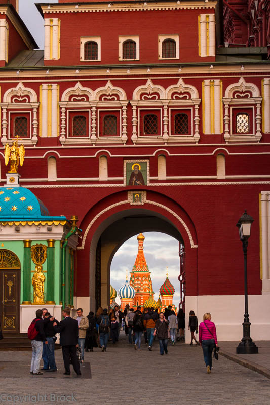 Blick durch das Auferstehungs-Tor über den Roten Platz zur Basilius-Kathedrale