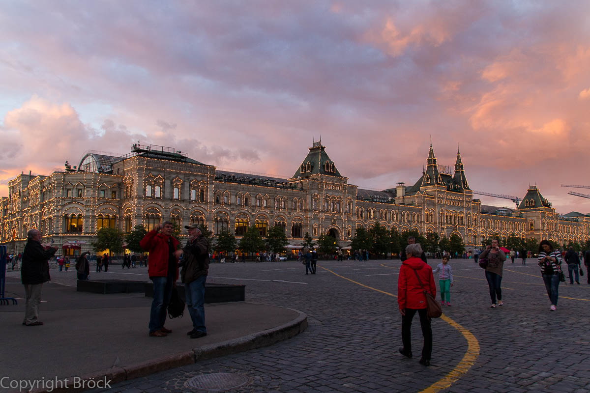 Kaufhaus GUM mit abendlicher Beleuchtung