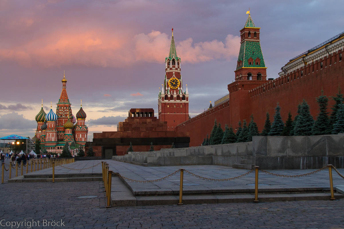 Roter Platz, Kreml-Mauer, Lenin-Mausoleum, Basilius-Kathedrale bei Sonnenuntergang