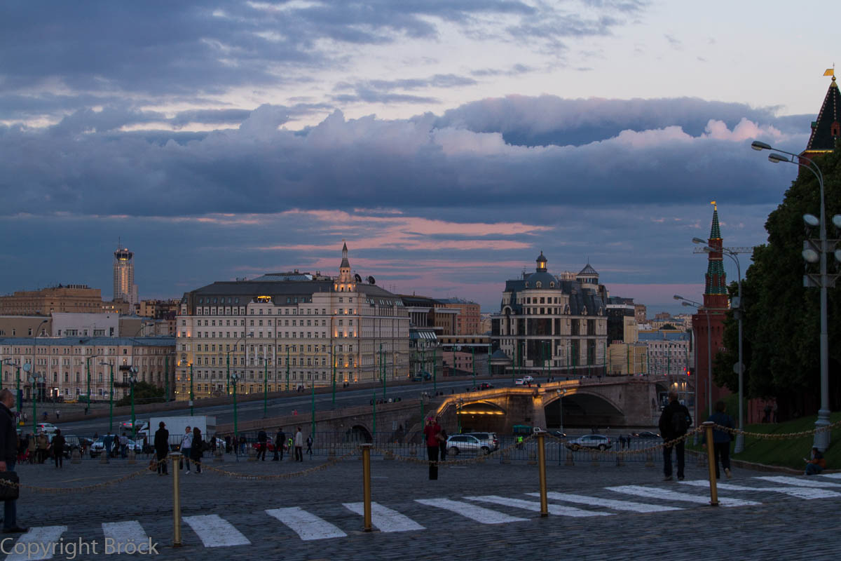 Bolschoi-Moskvoretsky-Brücke im Abendlicht