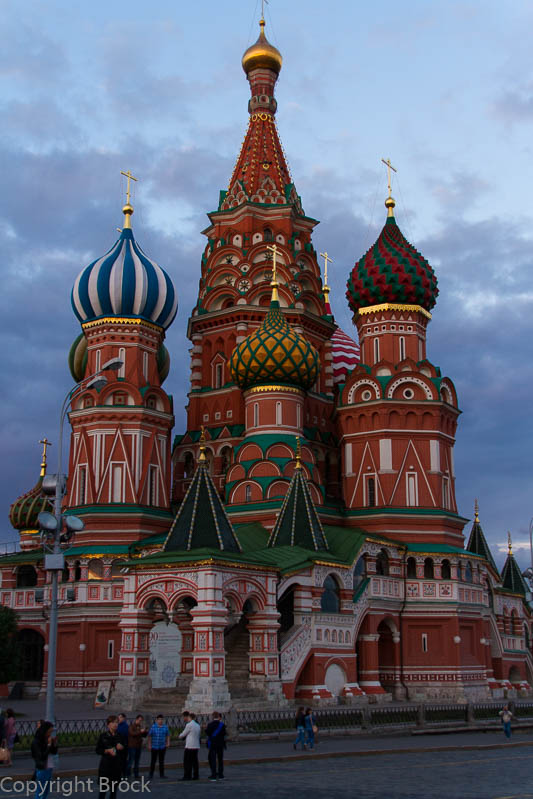 Schulabsolventen vor der Wassili-Blashenny(Basilius)-Kathedrale