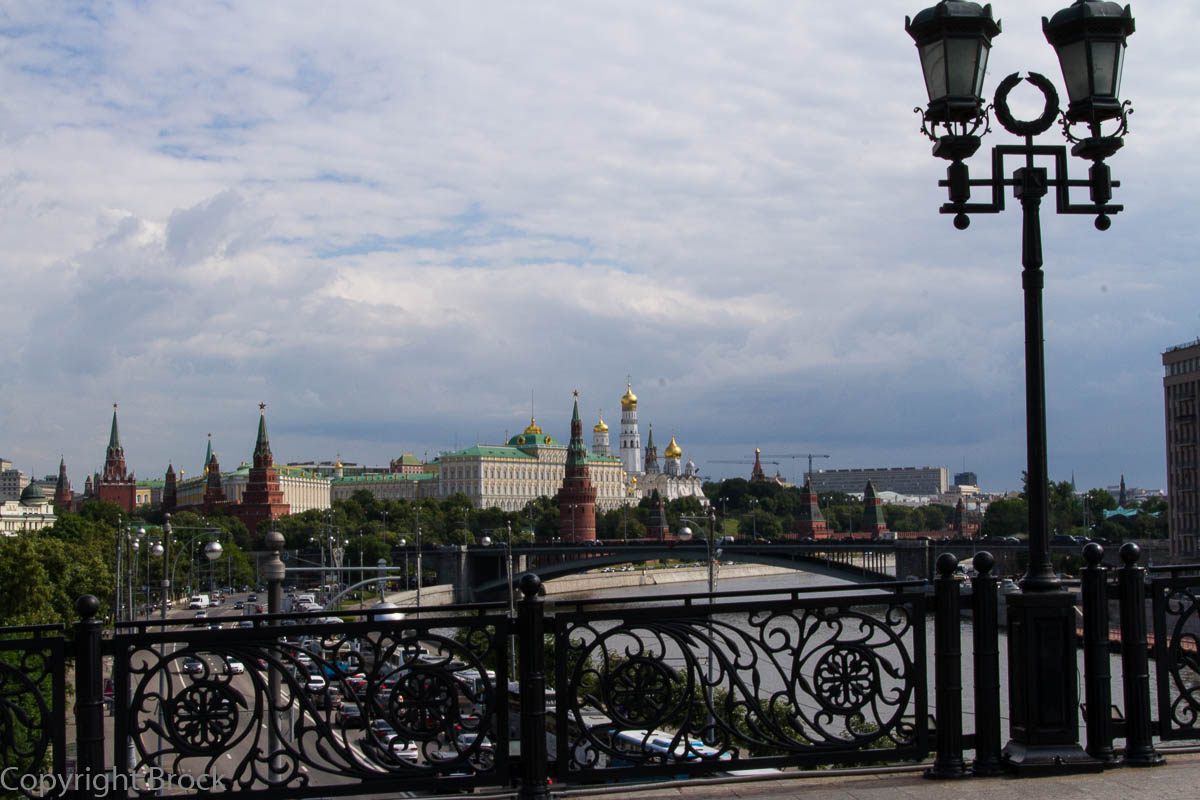 Blick auf Kreml und Moskwa von der Brücke an der Christ-Erlöser-Kirche