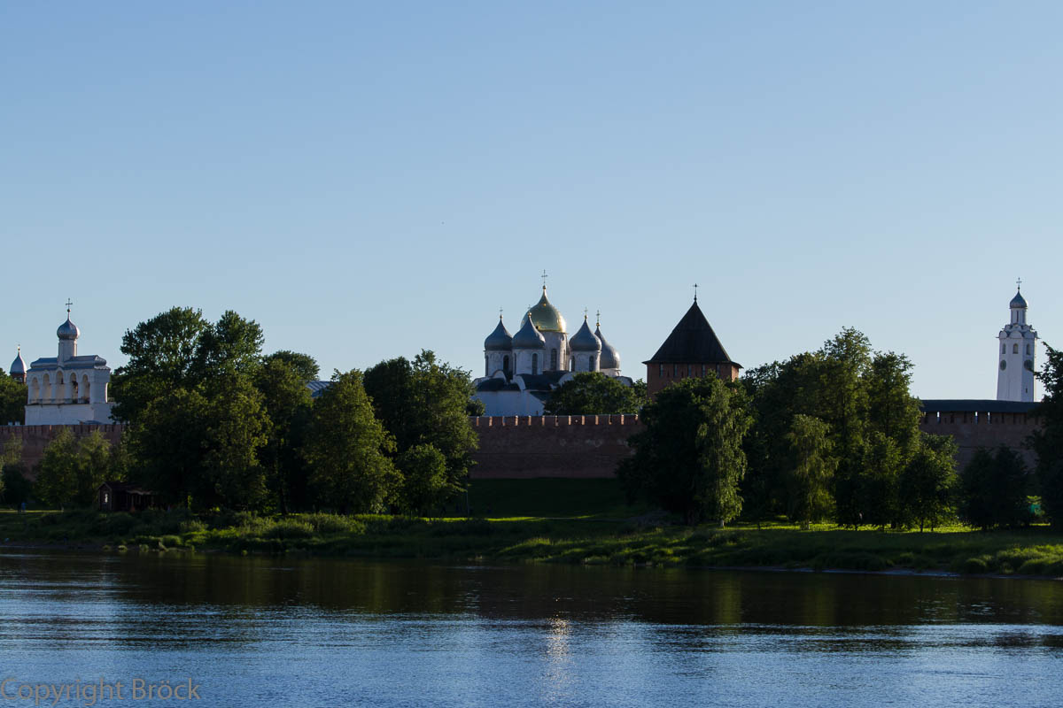 Blick über den Wolchow auf den Kreml von Nowgorod