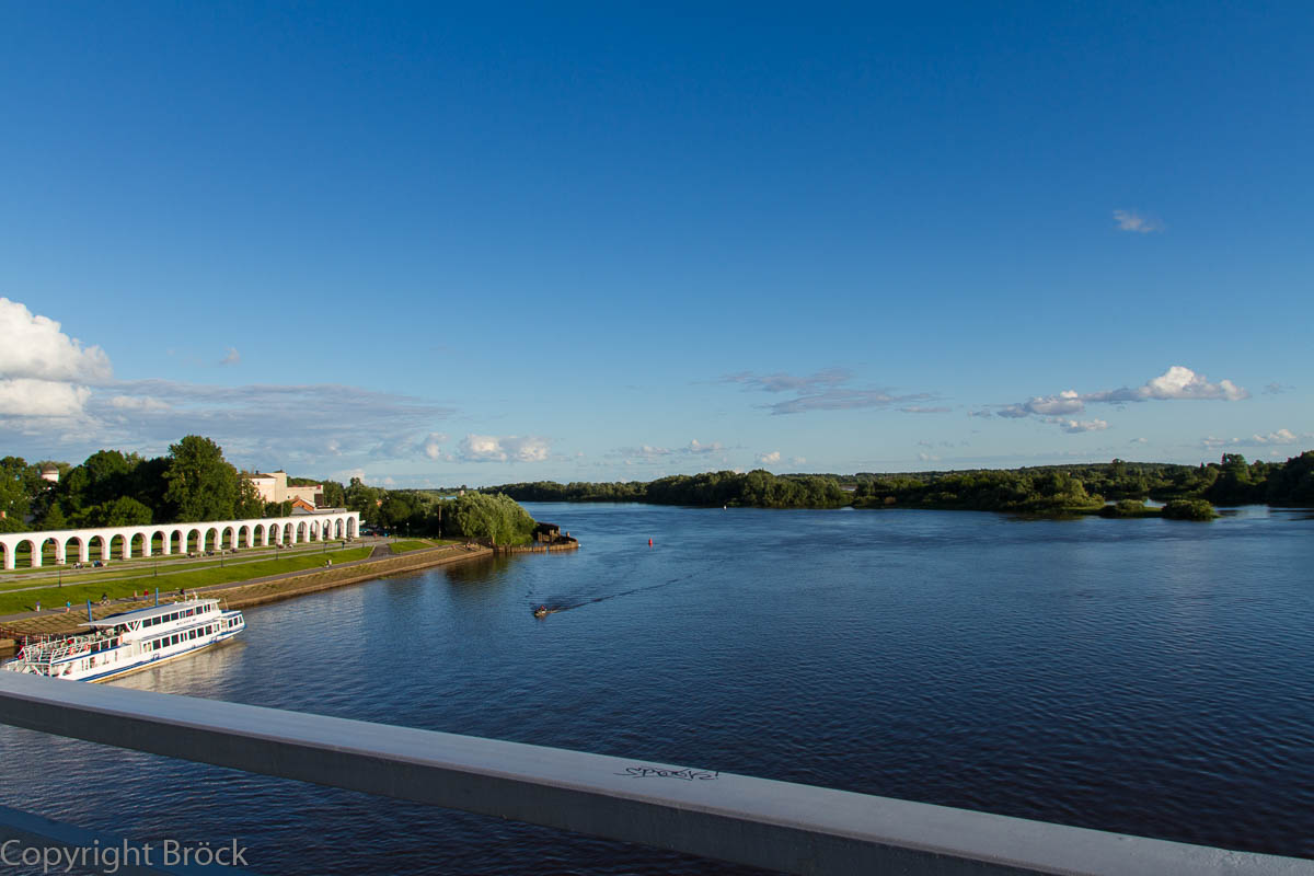 Blick von der Fußgängerbrücke nach Süden Richtung Ilmensee