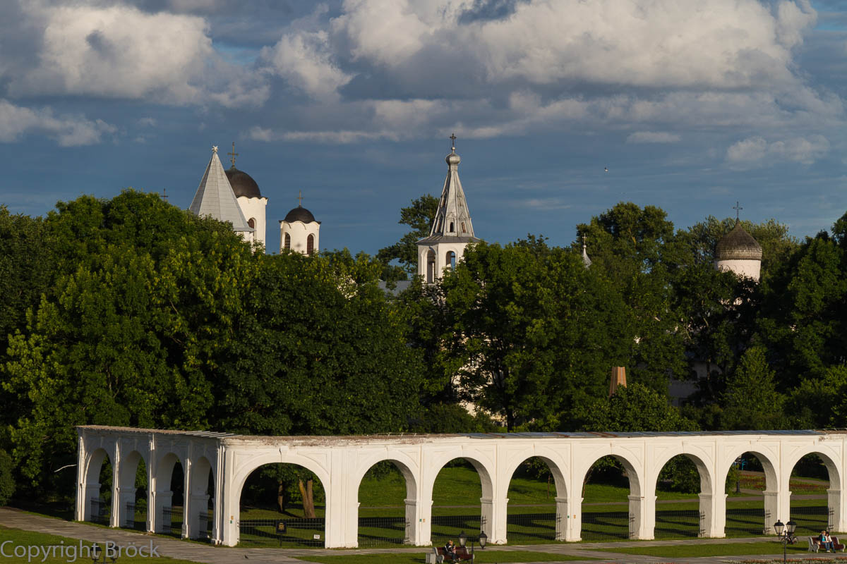 lick von der Fußgängerbrücke nach Osten auf Jaroslaw Hof und Handelsplatz, Im Vordergrund der Bogengang des Kaufhofes