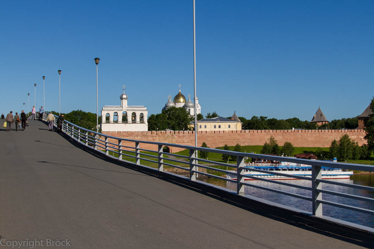 Fußgängerbrücke von der Handelsseite zum Kreml über den Wolchow