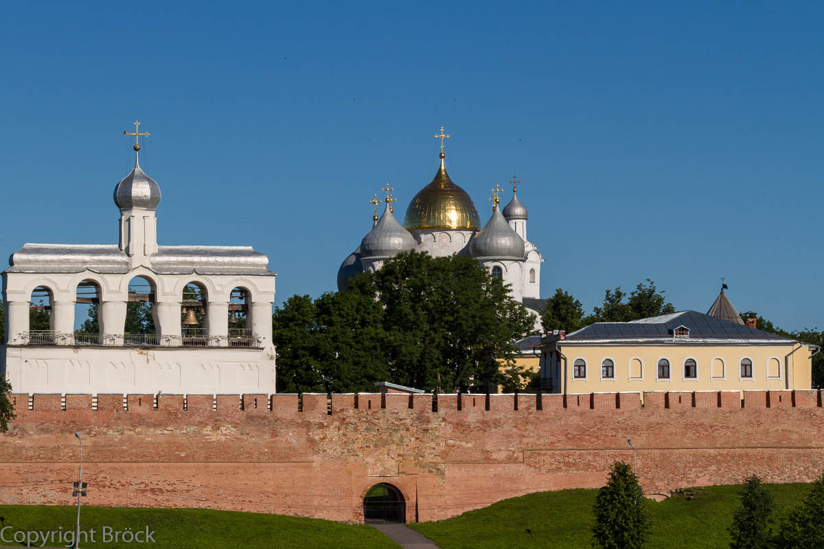Kreml mit Sophienglockenwand, Sophien-Kathedrale im Hintergrund und Wassertor im Vordergrund