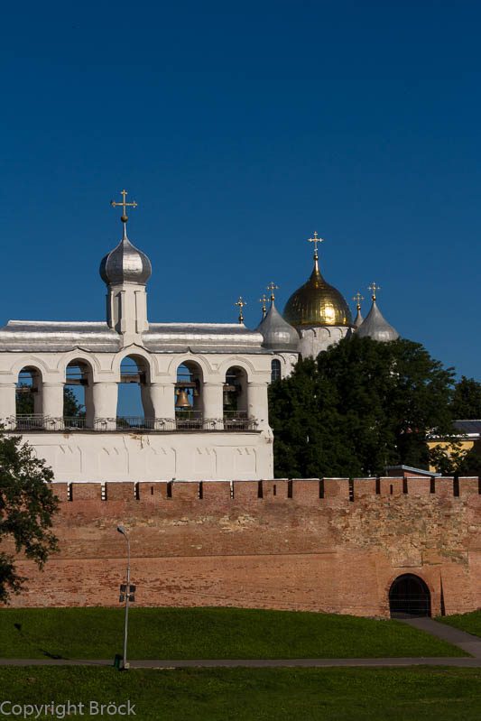 Kreml mit Sophienglockenwand, Sophien-Kathedrale im Hintergrund und Wassertor im Vordergrund
