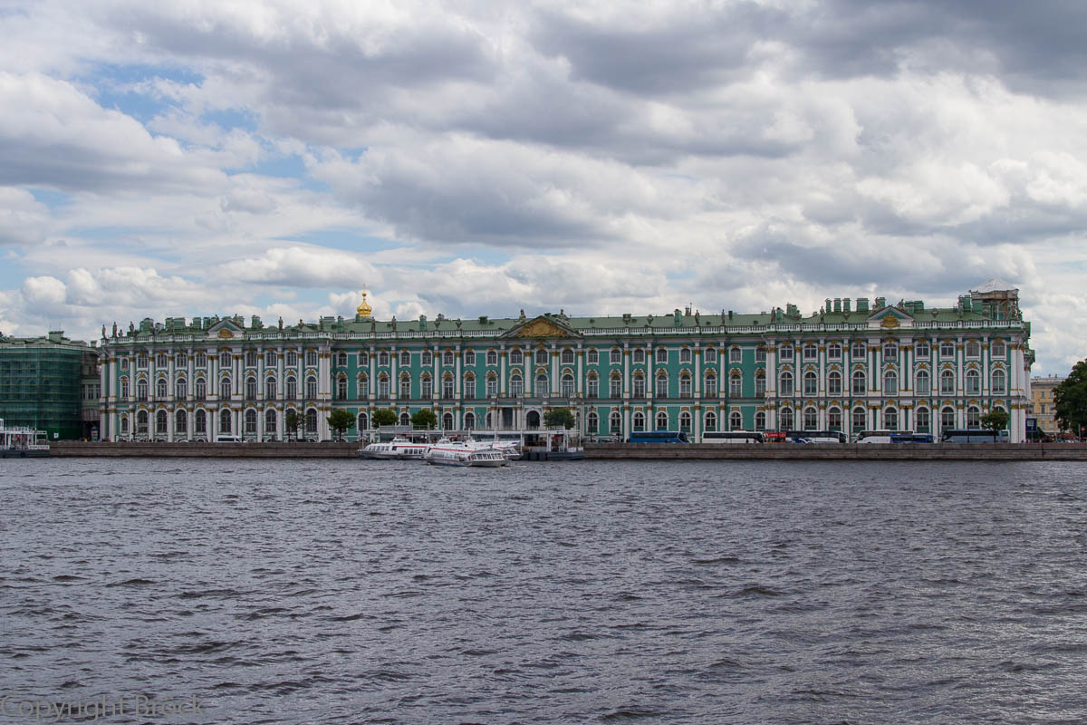 Winterpalast von der Newa her gesehen