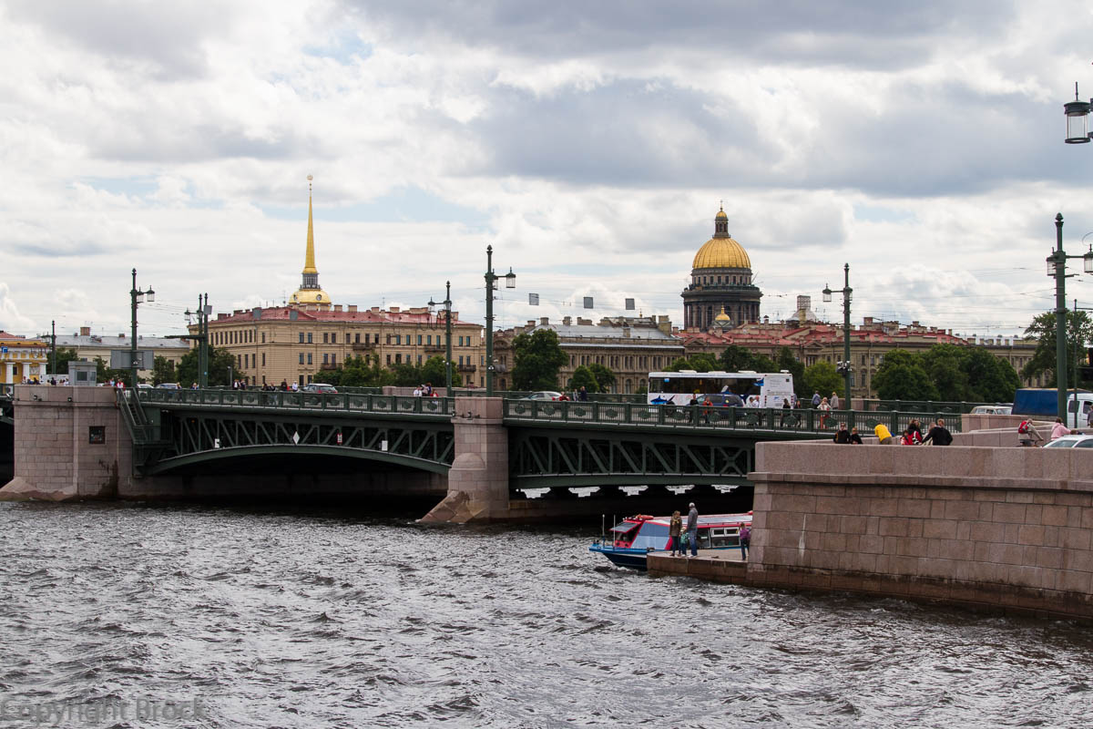 Blick von der Strelka der Wassilewskij-Insel auf die Schloss-Brücke