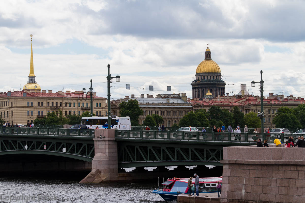 Blick von der Strelka der Wassilewskij-Insel auf die Schloss-Brücke