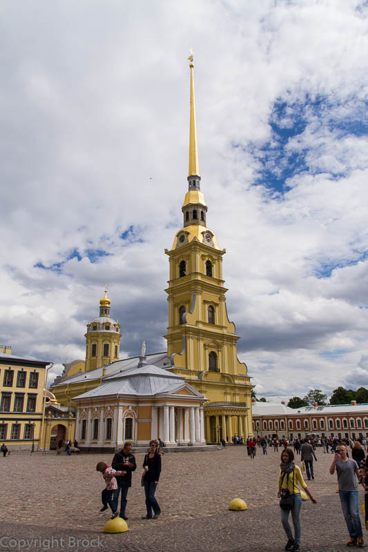 Peter-Paul-Kathedrale, links davor das Bootshaus