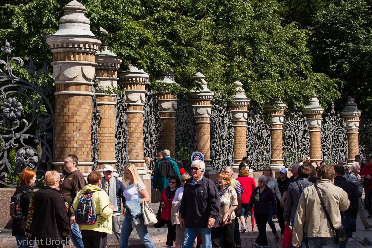Schmiedeeisernes Gitter um das Gelände des Michailowskij-Gartens an der Christi-Auferstehungs-Kirche