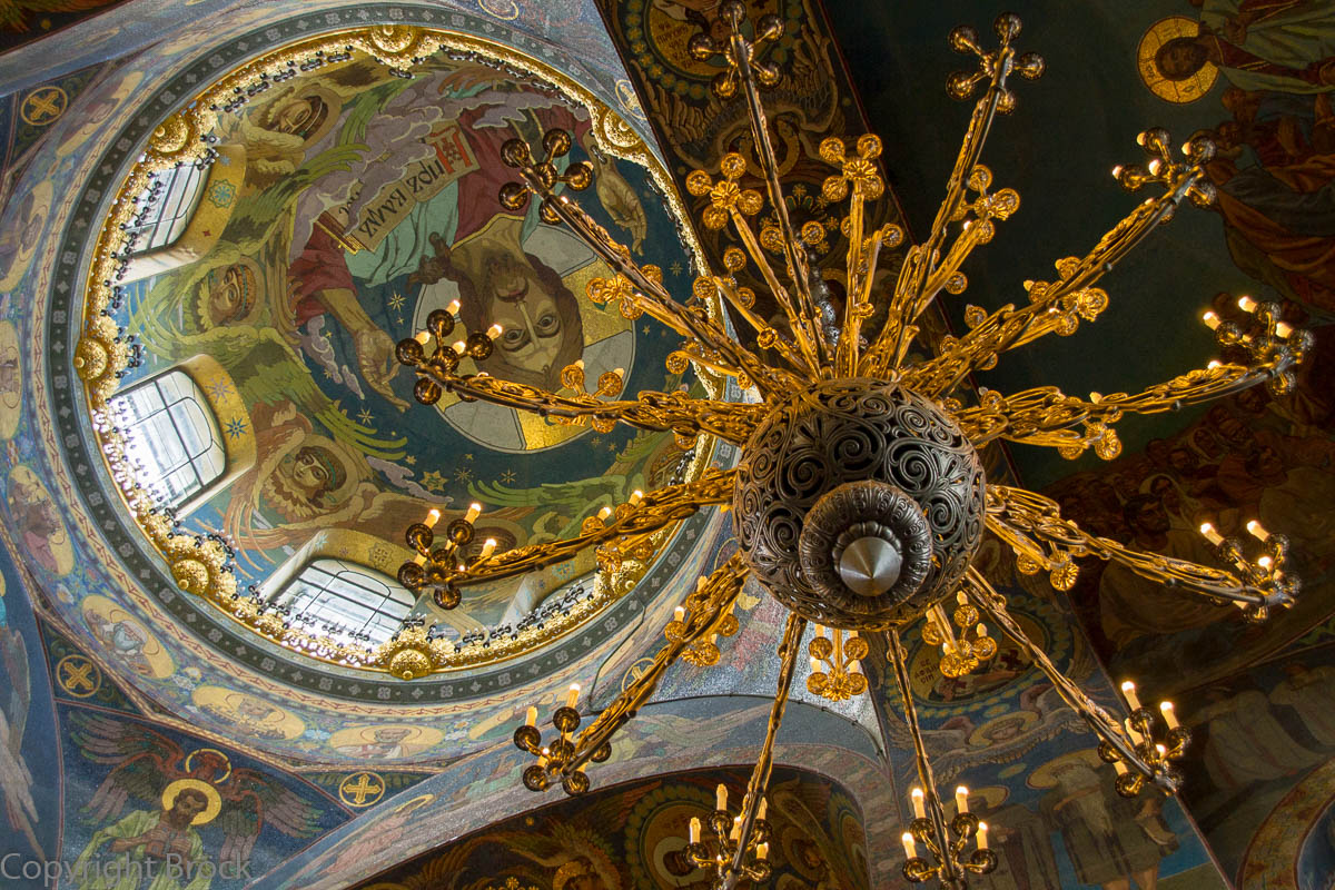 Innenansicht der Christi-Auferstehungs-Kirche (Erlöser-Kirche Auf Dem Blute), Mosaik auf der Decke der Hauptkuppel (Christus Pantokrator)