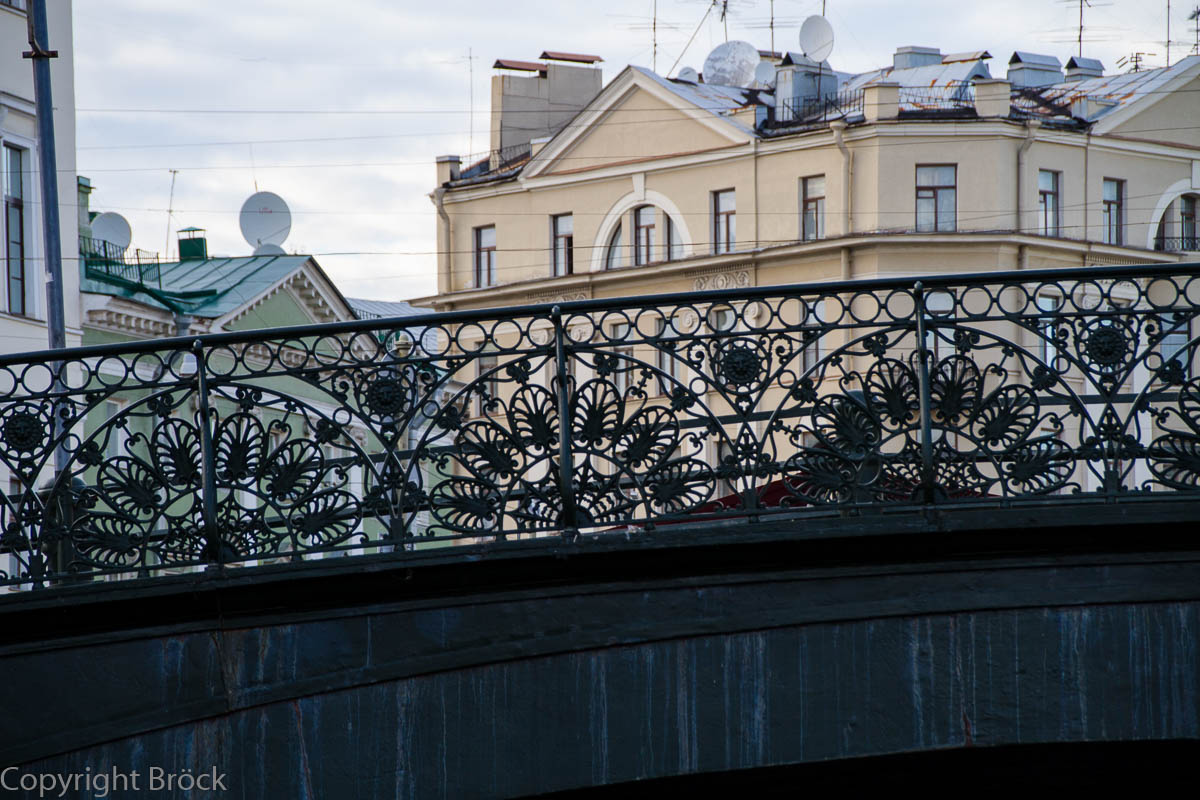 Mit dem Boot durch St. Petersburg: Auf der Mojka, Sänger-Brücke (Pevcheskij-Brücke)