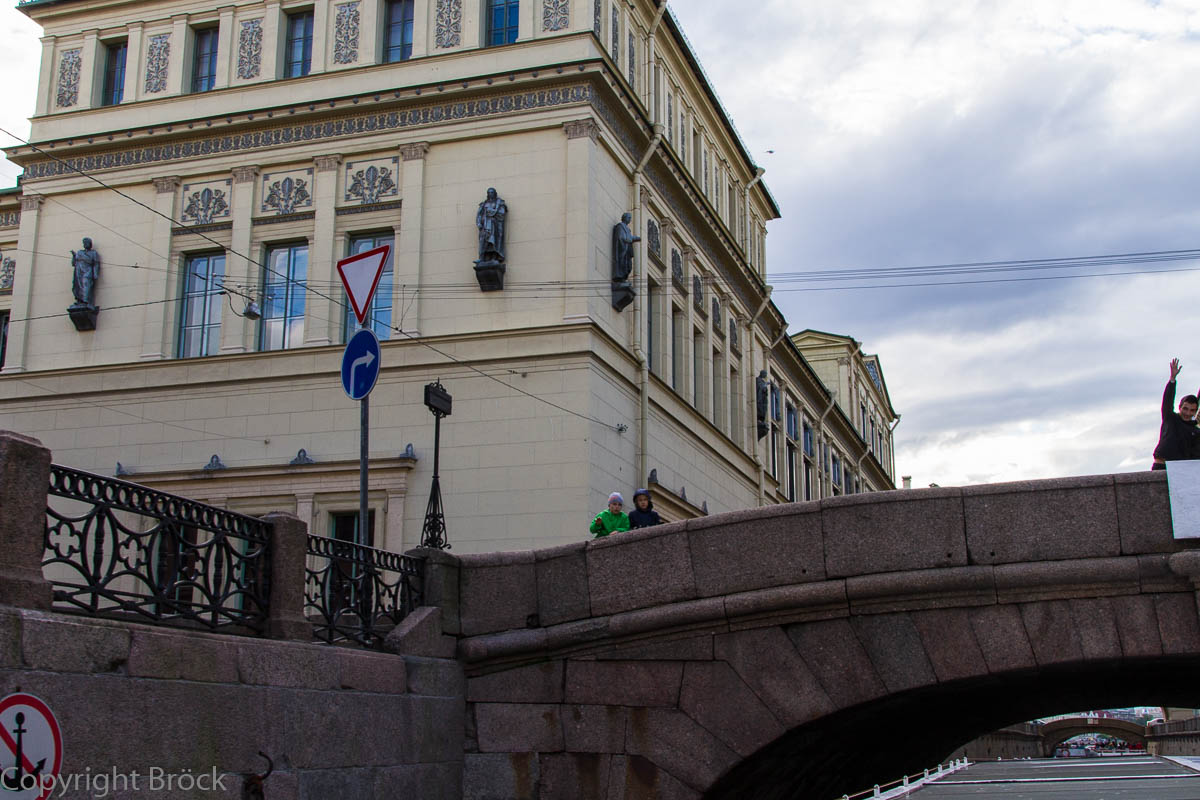 Mit dem Boot durch St. Petersburg: Winterkanal, Winter-Brücke, Eremitage-Theater