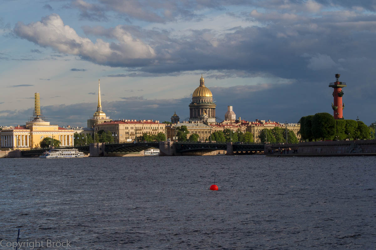 Mit dem Boot durch St. Petersburg: Auf der Newa, Blick auf Strelka, Schloss-Brücke, Isaak-Kathedrale und Admiralität