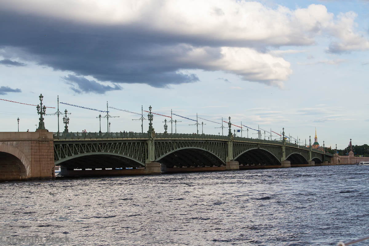 Mit dem Boot durch St. Petersburg: Auf der Newa, Troizkij-Brücke
