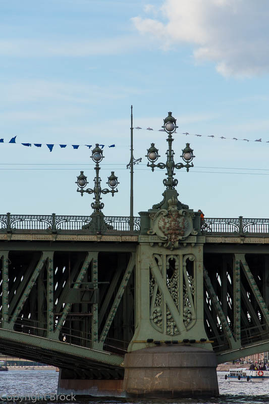Mit dem Boot durch St. Petersburg: Auf der Newa, Troizkij-Brücke