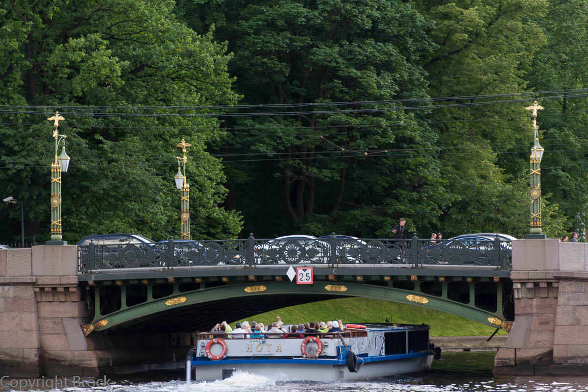 Mit dem Boot durch St. Petersburg: Auf der Mojka, die 1. Gartenbrücke