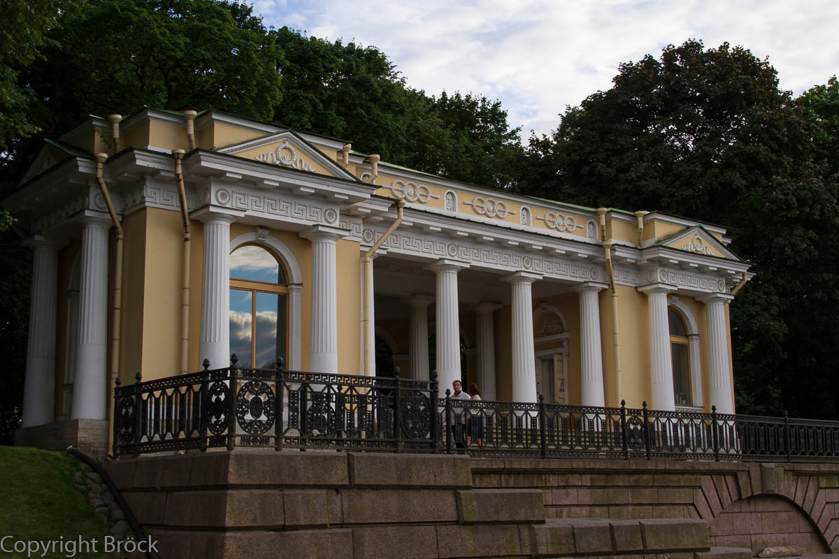 Mit dem Boot durch St. Petersburg: Auf der Mojka, der Anlegekai des Mihailowskij-(Michael-)Gartens