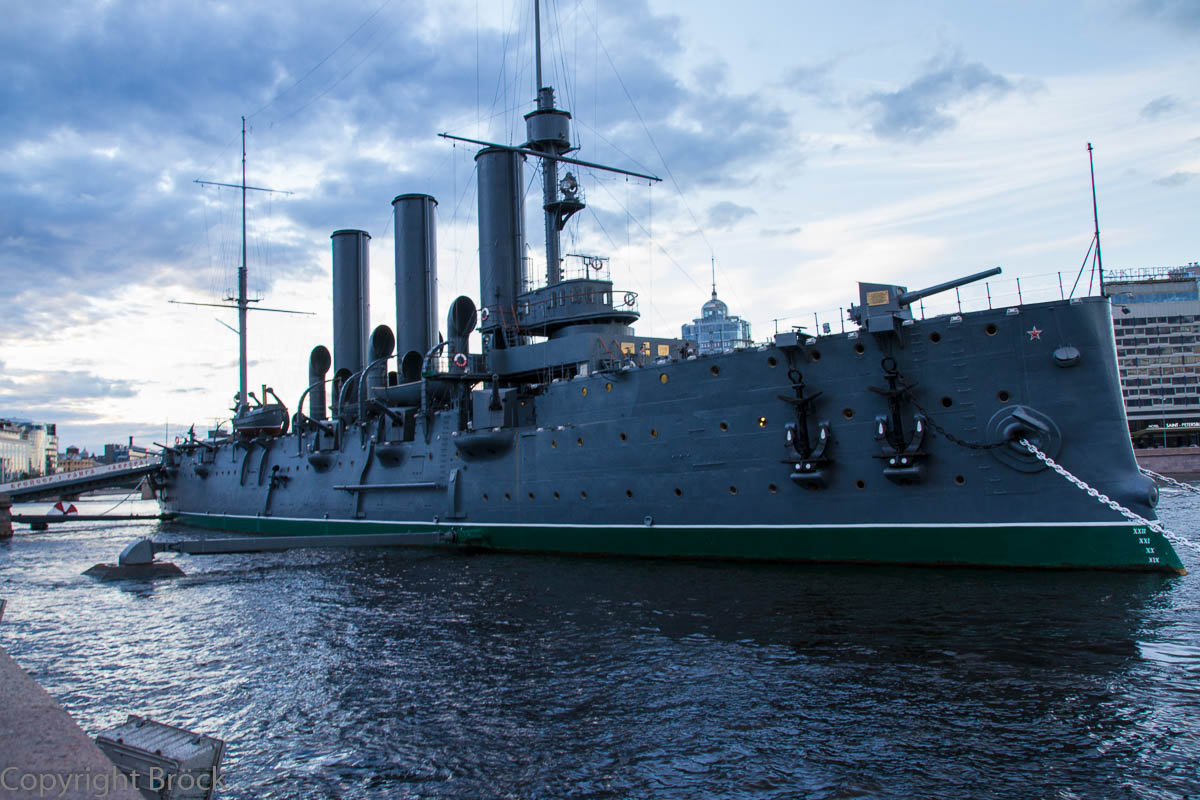 Der Kreuzer 'Aurora' (dieses Mal von vorne aufgenommen)