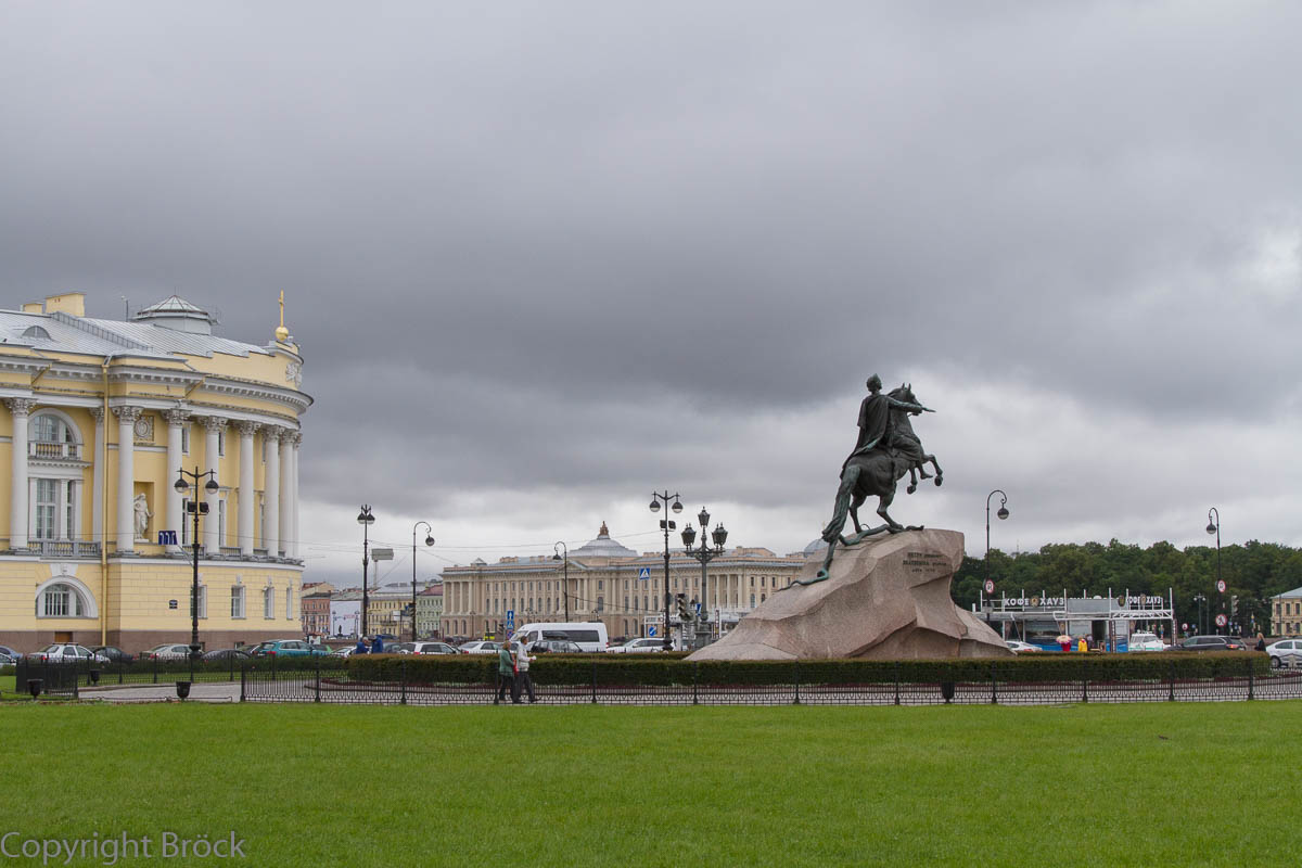 Denkmal Der Eherne Reiter auf dem Dekabristen)-Platz, im Hintergrund die Akademie der Künste auf der Wassilewski-Insel