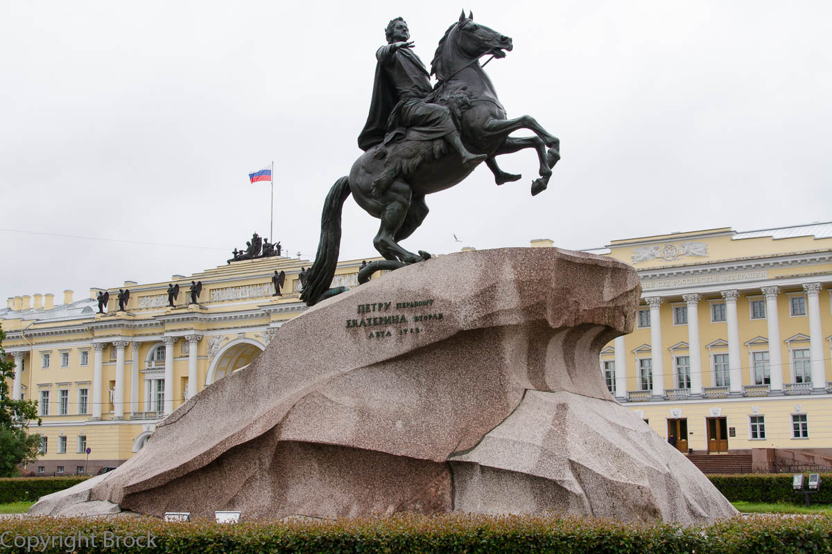Denkmal für Peter den Großen (Der Eherne Reiter, 1782) auf dem Dekabristen-Platz, im Hintergrund Senat und Synod