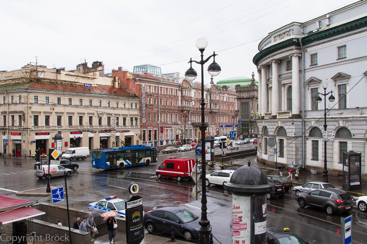 Blick von der Galerie des Kaufhauses Gostinyi Dwor auf den Newski Prospekt