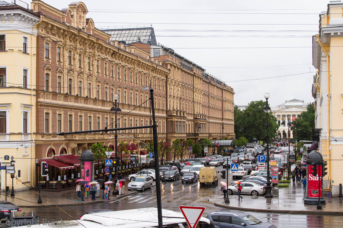 Blick von der Galerie des Kaufhauses Gostinyi Dwor: Newski Prospekt / Michailowskaya Ul., links das Hotel Europa, hinten das Michailowskij-Palais