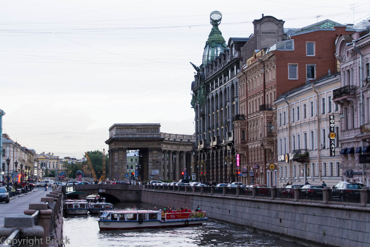 Gribojedow-Kanal, mitte rechts das Dom Knigi (ehemals Singer), im Hintergrund ein Flügel der Kasaner Kathedrale