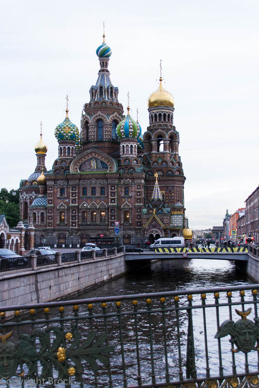 Am Gribojedow-Kanal, Christi-Auferstehungs-Kirche von der Theater-Brücke her