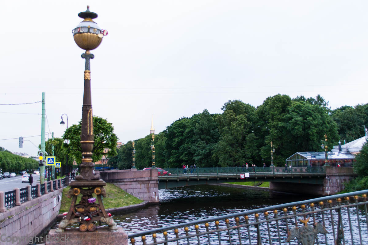 Blick von der Kleinen Marstall-Brücke über die Mojka zur Zweiten Gartenbrücke und Michailowskij-Park