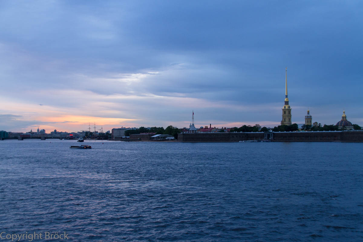 Weiße Nacht: Peter-Paul-Festung von der Troizkij-Brücke um 23.10 Uhr