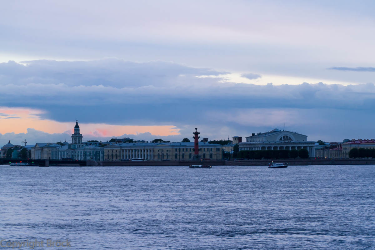 Weiße Nacht: Blick auf die Strelka von der Troizkij-Brücke