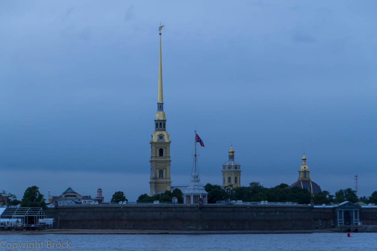 Weiße Nacht: Blick vom Newa-Kai zur Peter-Paul-Festung (gegen 23:30 Uhr)