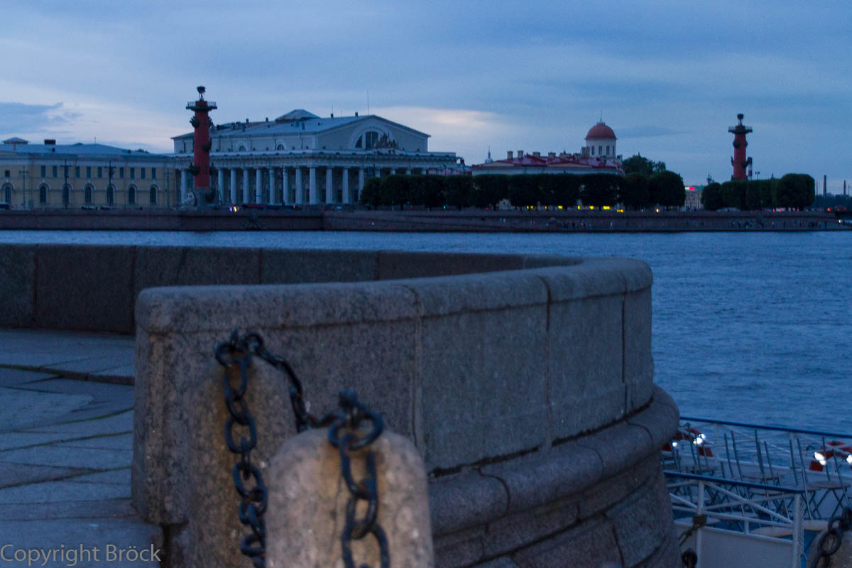 Weiße Nacht: Blick vom Newa-Kai auf die Strelka der Wassilewskij-Insel