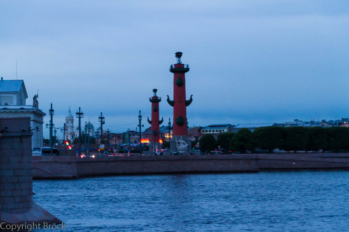 Weiße Nacht: Blick an der Schloss-Brücke über die Newa zur Strelka (gegen Mitternacht)