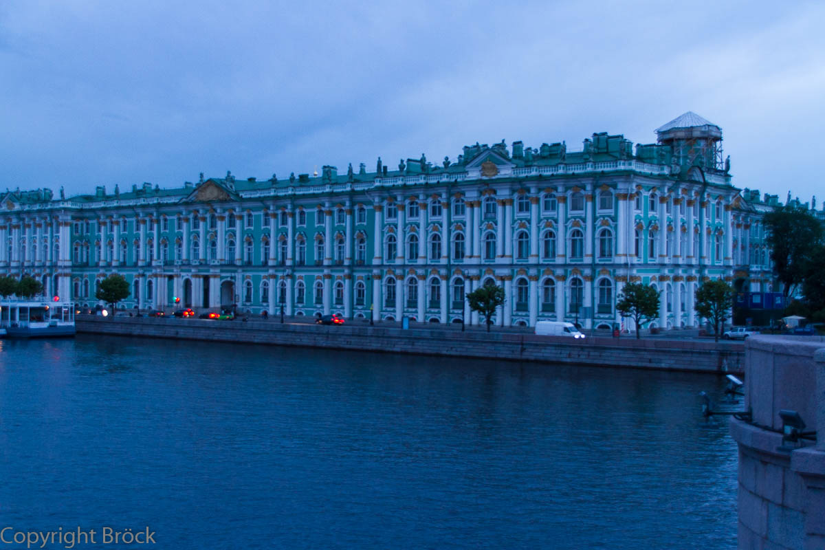 Weiße Nacht: Blick von der Schloss-Brücke auf den Winterpalast (gegen Mitternacht)