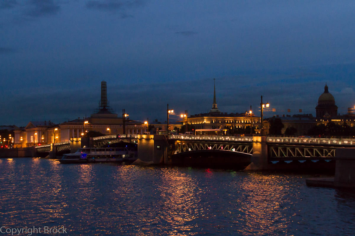 Weiße Nacht: Blick von der Strelka auf die Schloss-Brücke (ca. 0:40 Uhr)