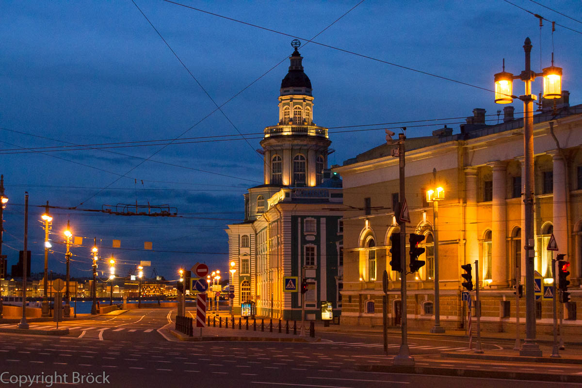 Weiße Nacht: Wassilewskij-Insel, Blick zur Kunstkammer