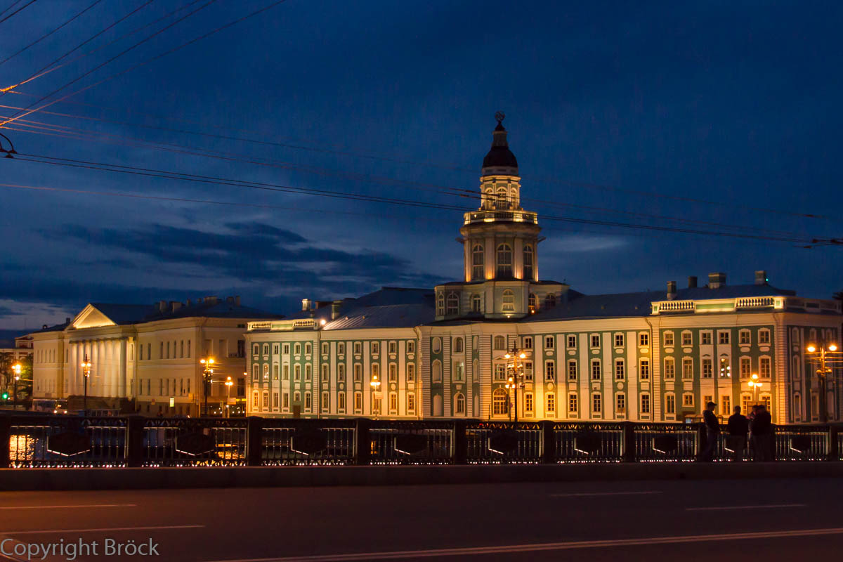 Weiße Nacht: Blick von der Schloss-Brücke auf Wassilewskij-Insel mit Kunstkammer und Universität