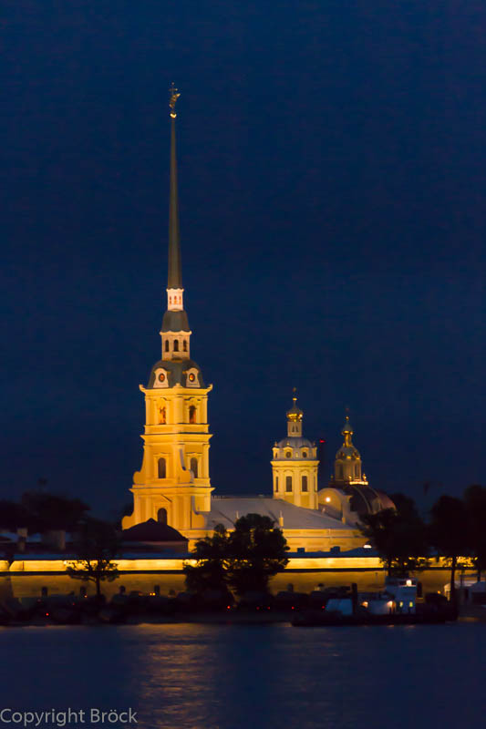 Weiße Nacht: Blick von der Schloss-Brücke auf die Peter-Paul-Festung