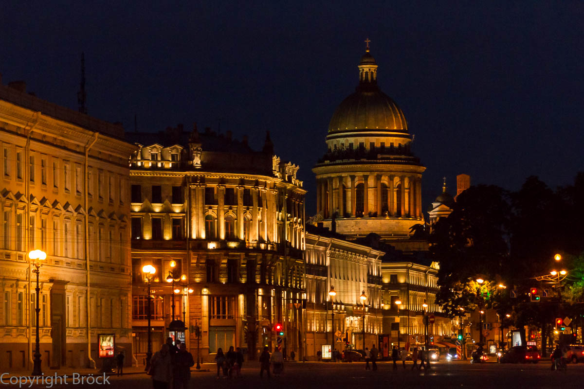Weiße Nacht: Blick aus Richtung Schloss-Platz zur Isaak-Kathedrale (ca 1:00 Uhr)