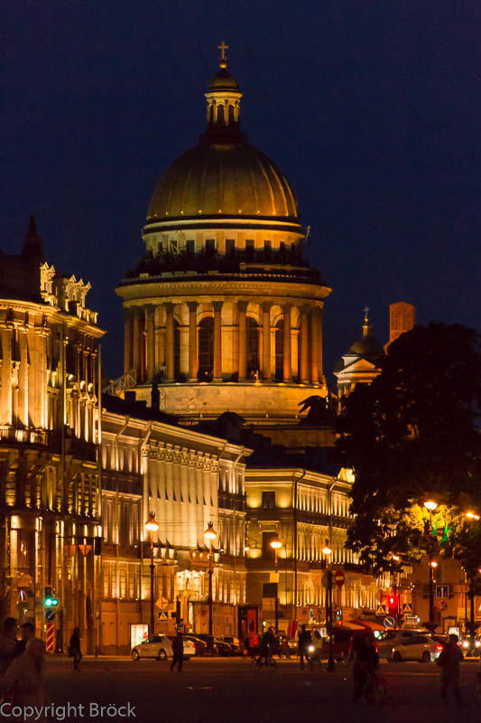 Weiße Nacht: Blick aus Richtung Schloss-Platz zur Isaak-Kathedrale