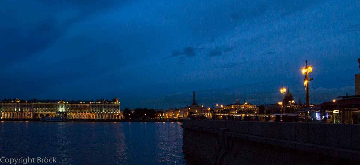 Weiße Nacht: Panorama (Strelka, Schlossbrücke, Winterpalast)